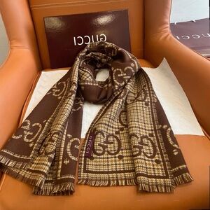Gucci Versatile Brown Wrap - Signature Monogram Blend